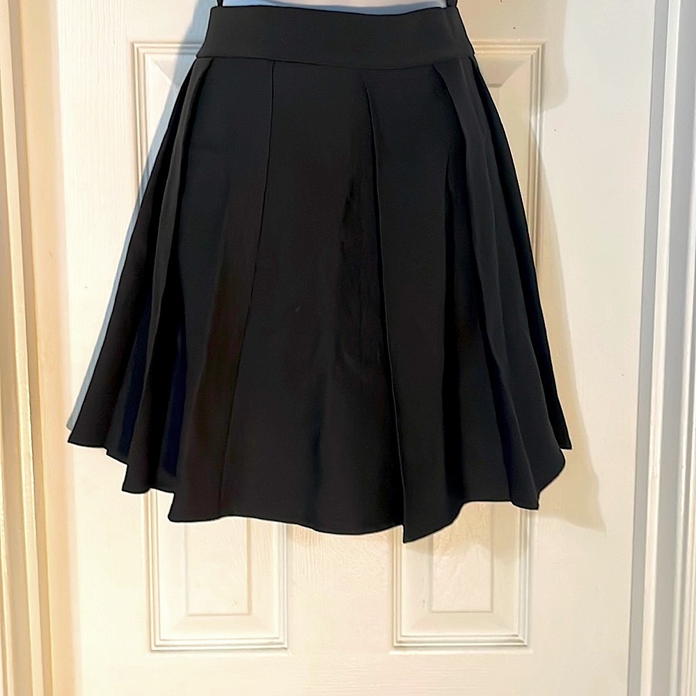 Romwe black high waisted pleated skirt size medium